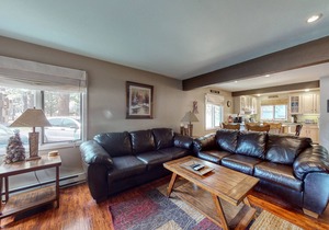Snug dog-friendly house in downtown Mammoth Lakes w/shared pool & hot tub