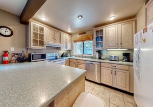 Snug dog-friendly house in downtown Mammoth Lakes w/shared pool & hot tub