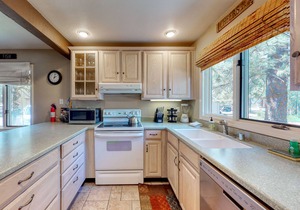 Snug dog-friendly house in downtown Mammoth Lakes w/shared pool & hot tub