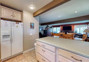 Snug dog-friendly house in downtown Mammoth Lakes w/shared pool & hot tub