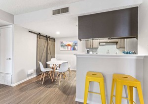 SoCo 2BR corner suite, king bed, fast WiFi