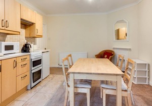 Spacious 1-Bedroom Flat with garden & free parking