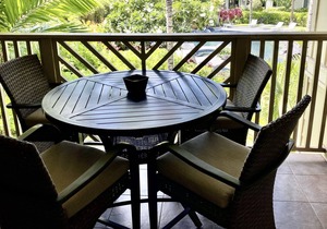 Spacious 2 bedroom Villa with large loft over Pool and Abay with amazing sunsets