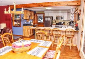 Spacious 2-story home, sleeps 12. Minutes from downtown North Conway