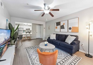 Spacious 2BR King Suite w Gym close to DT