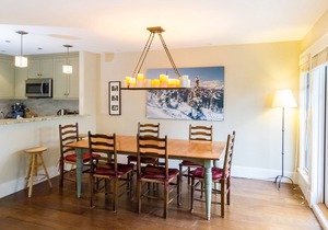 Spacious 4 Bed, Private Hot Tub, Garage, Walk to Slopes, Sleeps 8