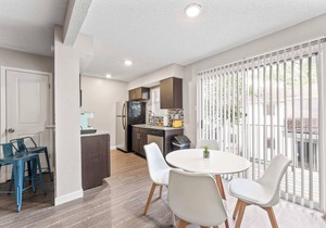 Spacious and Chic King Bed 2BR Suite, 5 Min to DT