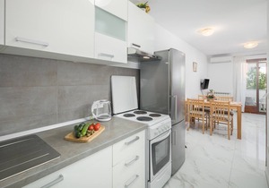 Spacious and fully equipped two bedroom apartment in a great location in Porec near the beach