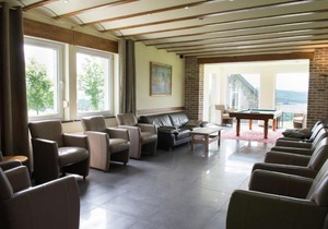 Spacious and well cared-for house with a panoramic view, sauna and a summer pool