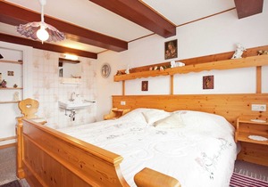 Spacious apartment in a Black Forest house with common room