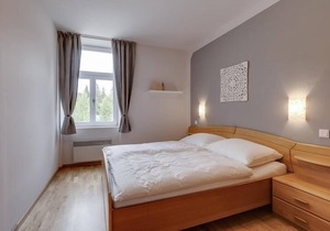 Spacious, bright apartment (110 sqm) with balcony and lake view