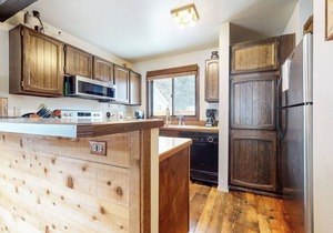 Spacious Cabin, Rustic Décor. Near Restaurants. Pool & Tennis Court On-site