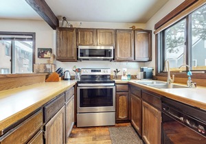 Spacious Cabin, Rustic Décor. Near Restaurants. Pool & Tennis Court On-site