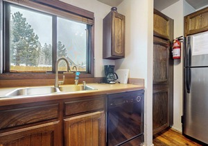 Spacious Cabin, Rustic Décor. Near Restaurants. Pool & Tennis Court On-site