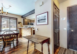Spacious Cabin, Rustic Décor. Near Restaurants. Pool & Tennis Court On-site