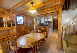 Spacious Chalet Near Golf Course, Sleeps 8, Fully Equipped Kitchen, Free Shuttle to Ski Resort