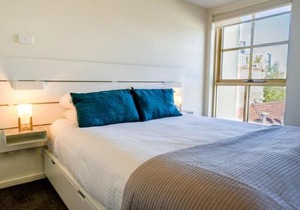 Spacious City Stay Near Lygon Street Dining