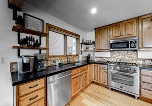 Spacious condo near skiing with fireplace, washer/dryer, deck & full kitchen