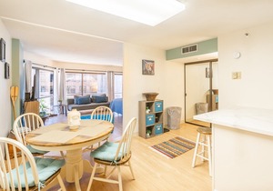 Spacious Downtown Executive Retreat | Free Parking in Honolulu