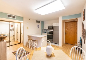 Spacious Downtown Executive Retreat | Free Parking in Honolulu