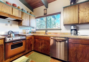 Spacious Home near The Village, Pool, Hot Tub & Game Roon On-site