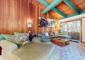 Spacious Home near The Village, Pool, Hot Tub & Game Roon On-site