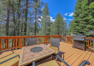 Spacious home near Lake Tahoe with firepit & two decks - near restaurants