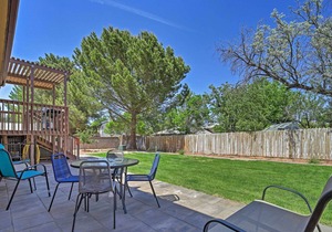 Spacious Home w/ Hot Tub < 3 Miles to Lake Powell!