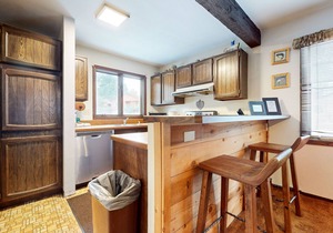 Spacious Homey Mnt Condo. Pool & Tennis Court On-site. Near Restaurants