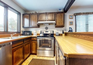 Spacious Homey Mnt Condo. Pool & Tennis Court On-site. Near Restaurants