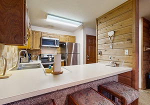 Spacious, in-town condo with balcony, pools, hot tub, tennis - walk to lifts