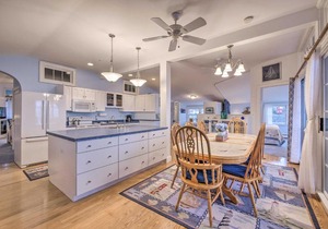 Spacious Lincolnville Penthouse - Walk to Beach!