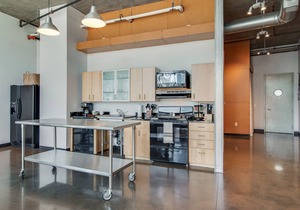 Spacious Loft Near Broadway!