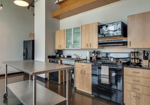 Spacious Loft Near Broadway!