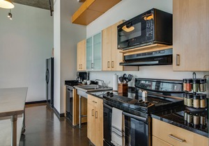 Spacious Loft Near Broadway!