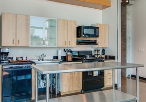 Spacious Loft Near Broadway!