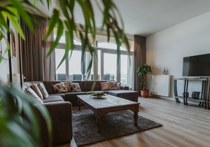Spacious, luxuriously furnished apartment for 10 persons with beautiful view on the port of Port Zelande, near the Noordzee and on the Grevelingenmeer.
