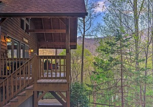 Spacious Maggie Valley Cabin w/ Hot Tub & MTN View