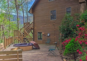 Spacious Maggie Valley Cabin w/ Hot Tub & MTN View
