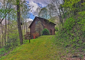 Spacious Maggie Valley Cabin w/ Hot Tub & MTN View