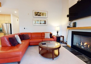 Spacious Modern Home in the Eagle Lodge Area. Washer/Dryer, Covered Parking