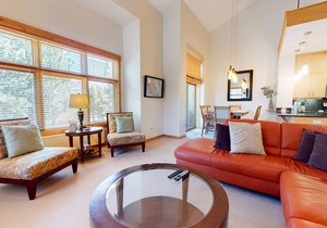 Spacious Modern Home in the Eagle Lodge Area. Washer/Dryer, Covered Parking