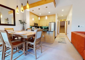 Spacious Modern Home in the Eagle Lodge Area. Washer/Dryer, Covered Parking