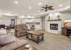 Spacious Penthouse 4 bedroom, 4 bath condo, spectacular view of the lake -Off HH
