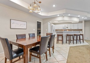 Spacious Penthouse 4 bedroom, 4 bath condo, spectacular view of the lake -Off HH
