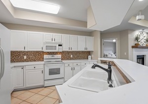 Spacious Penthouse 4 bedroom, 4 bath condo, spectacular view of the lake -Off HH