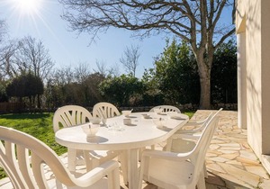 Spacious Villa with Garden, WiFi, Near Beach & Town - Carnac, Sleeps 8