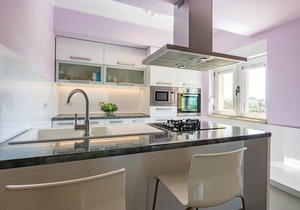 Spend a pleasant and unforgettable vacation in this beautiful and tastefully furnished apartment, on