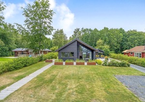 Spend a wonderful holiday in this holiday home in the 2nd row to the lake.