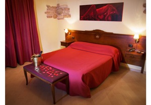 Standard hotel room in Naples 03